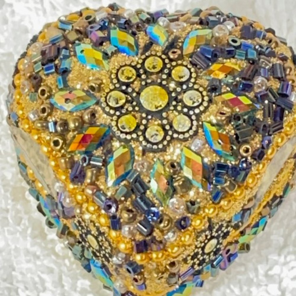 Small gold sequined metal ring box. - Picture 3 of 5